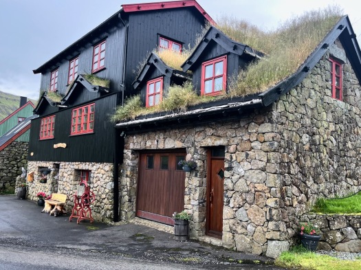 hiking-to-leynar,-faroe-islands