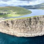 hiking-lake-sorvagsvatn,-faroe-islands